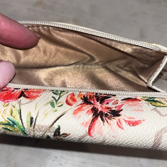 Guess floral slim wallet clutch NEW without tags! - Picture 5 of 5